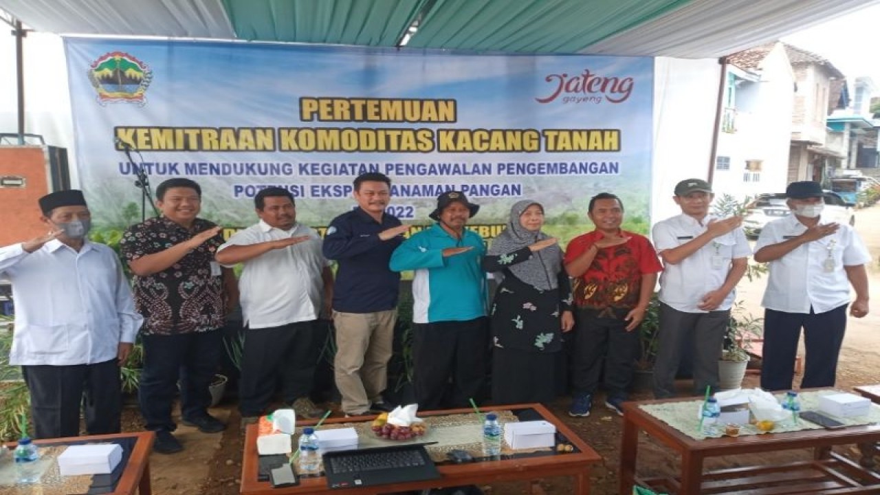 Kepala Dinas Pangan dan Pertanian Batang Susilo Heru Yuwono bersama perwakilan eksportir dan petani berfoto bersama pada acara kemitraan komoditas kacang tanah. (ANTARA/HO-Humas Batang)