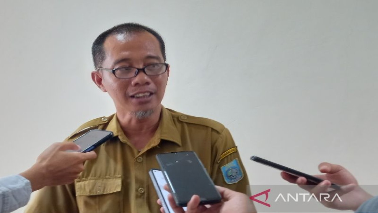 Kepala Dinas Perpustakaan dan Kearsipan kabupaten Bangka barat Farouk Yohansyah. (ANTARA/ Donatus Dasapurna)