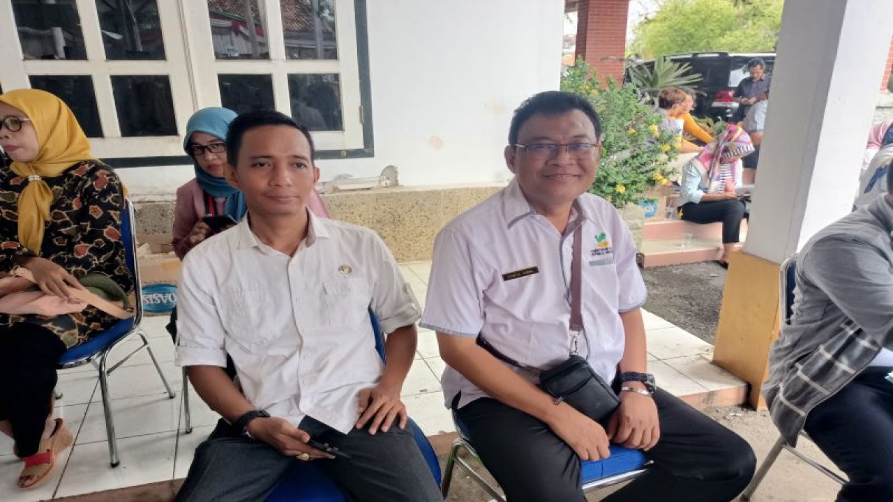 Kepala Dinas Sosial Kabupaten OKU, Syaiful Kamal didampingi Kabid Fakir Miskin, Dodi Handoko. (ANTARA/Edo Purmana/22)