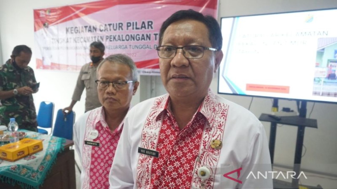 Kepala Dinas Sosial Pengendalian Penduduk dan Keluarga Berencana Kota Pekalongan Yos Rosyidi. (ANTARA/Kutnadi)