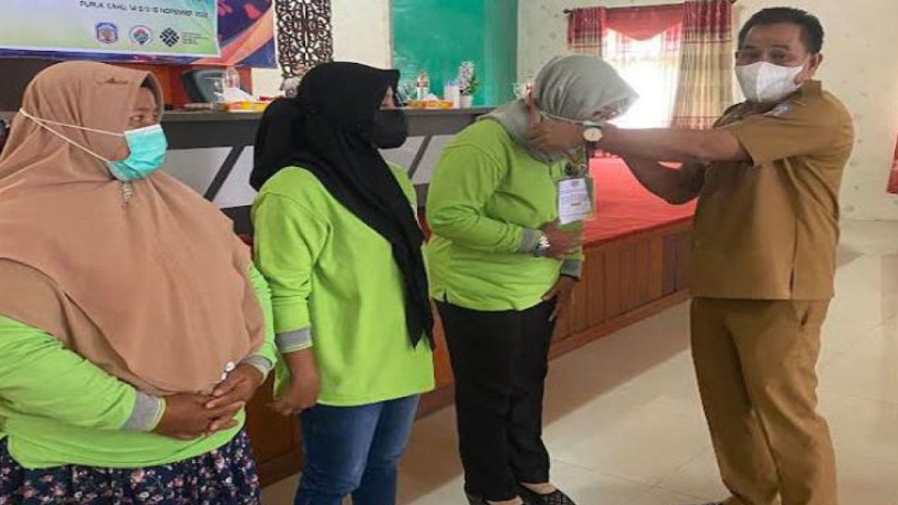 Kepala Dinas Transmigrasi dan Tenaga Kerja Kabupaten Murung Raya, Kariadi mengalungkan tanda peserta pelatihan di Puruk Cahu, Senin (14/11/2022). ANTARA/Supriadi.