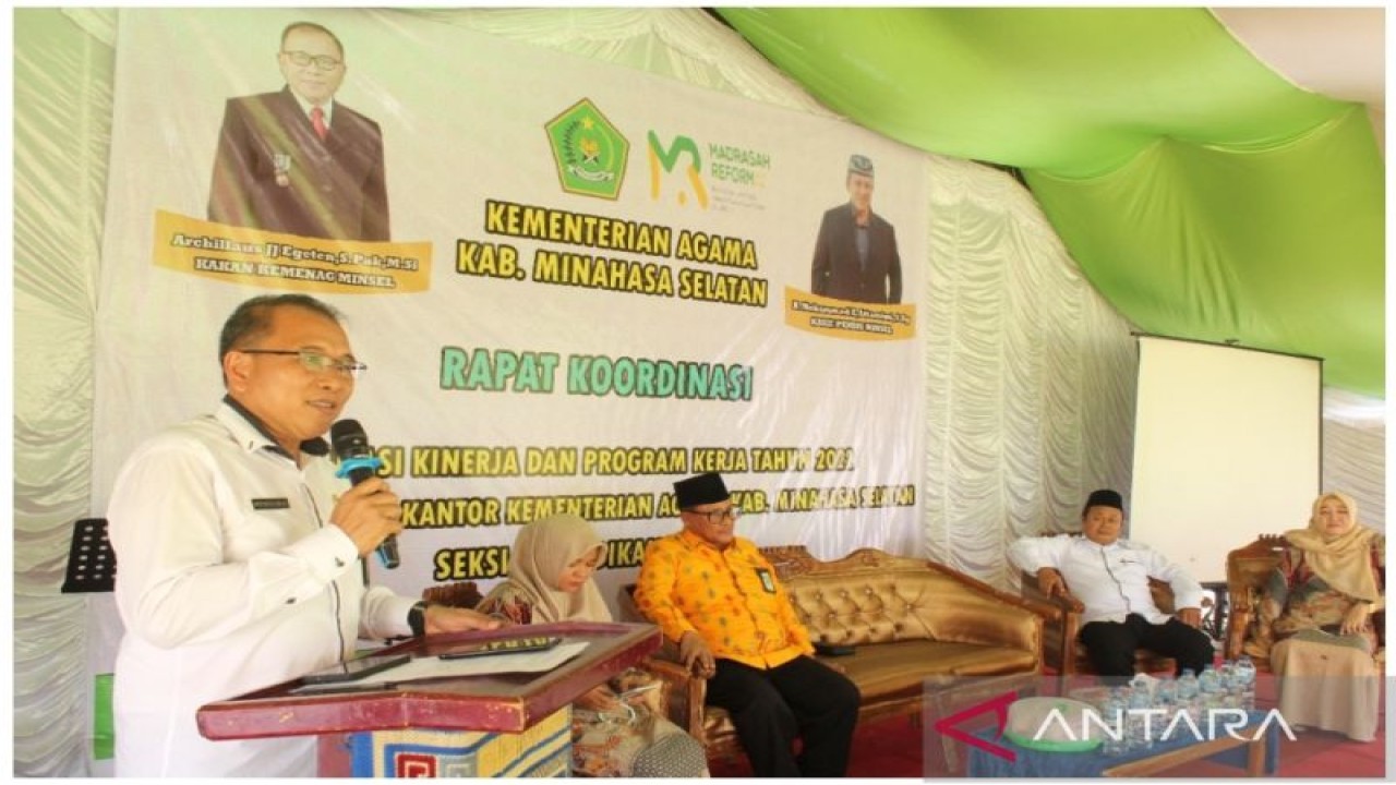 Kepala Kantor Kemenag Minahasa Selatan (Minsel) Archillaus JJ Egeten, di Amurang, Rabu (23/11/2022). ANTARA/Nancy L Tigauw. (1)