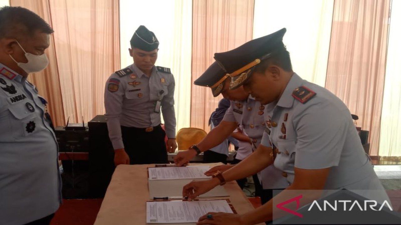 Kepala Kantor Kemenkumham Sumatera Barat R. Andika Dwi Prasetya memimpin serah terima jabatan Kepala Lapas Kelas III Suliki Kamesworo di Kabupaten Limapuluh Kota, Sumatera Barat, Rabu (9/11/2022). (ANTARA/Akmal Saputra)