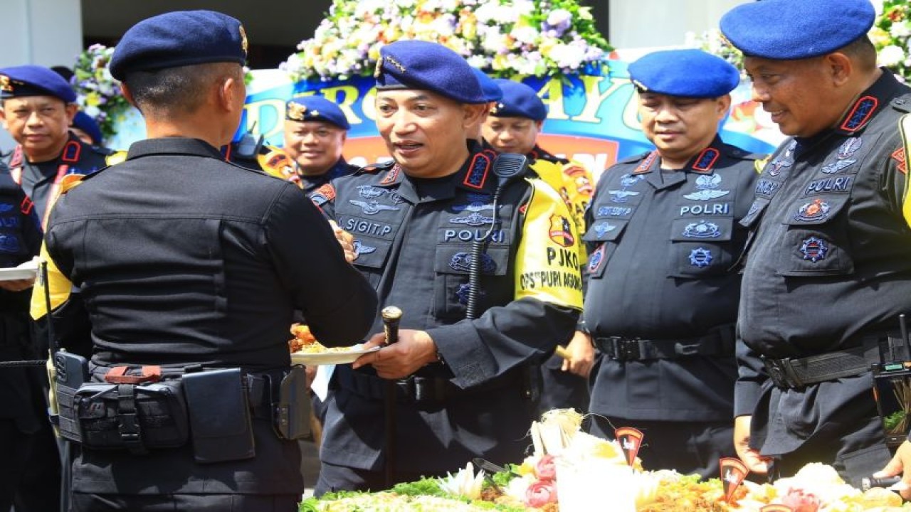 Kepala Kepolisian Republik Indonesia Jenderal Polisi Listyo Sigit Prabowo memberikan selamat dan nasi tumpeng kepada salah seorang personel Brimob dalam perayaan ulang Brimob tahun ke-77 di Nusa Dua, Badung, Bali, Senin (14/11/2022). ANTARA/HO-Humas Polda Bali