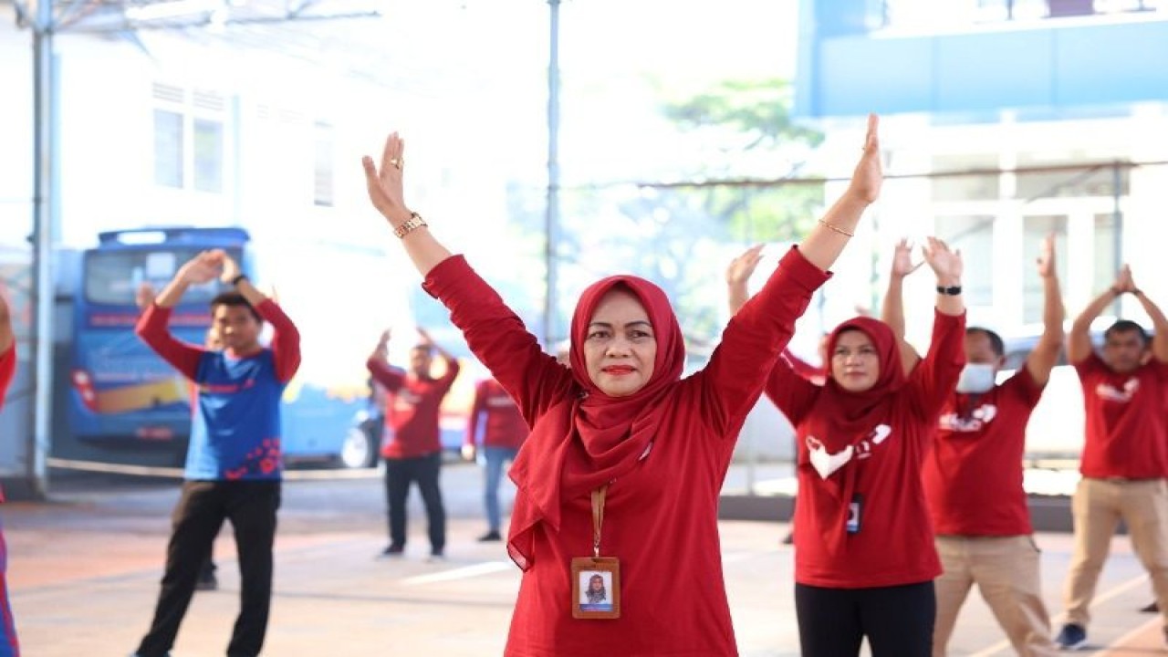 Kepala Perwakilan BKKBN Sulawesi Selatan Andi Ritamariani bersama jajaran pegawai BKKBN serta duta Genre melakukan flash mob dan senam bersama di Makassar, Sabtu (12/11/2022), dalam upaya membantu sosialisasi pelaksanaan KTT G20. (ANTARA/ HO-BKKBN Sulsel)