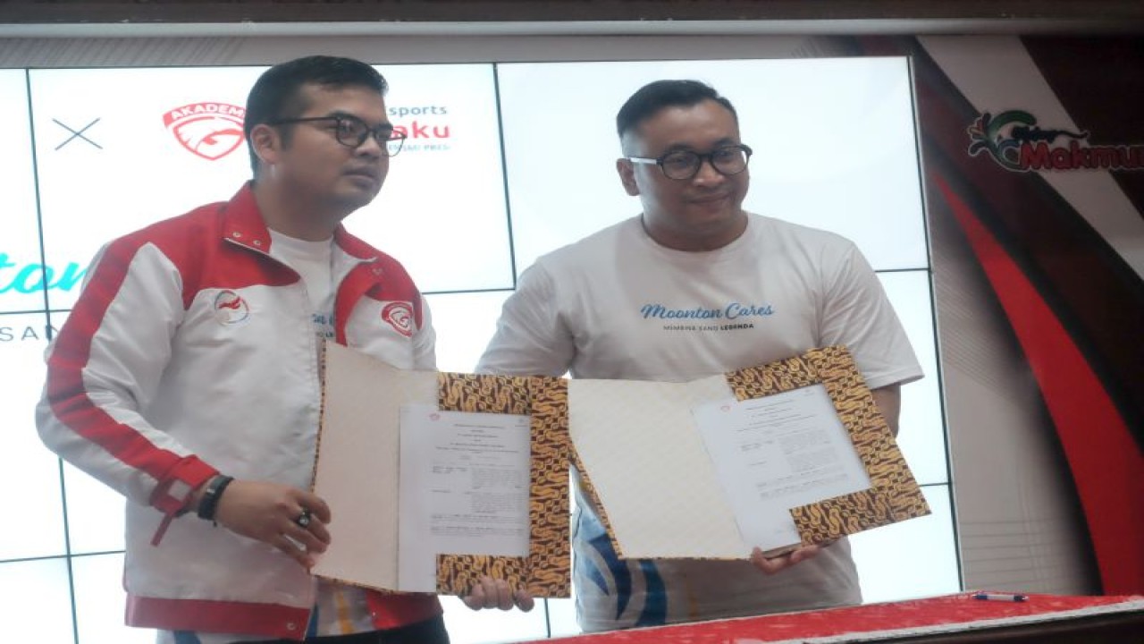 Kepala Program Akademi Esports Garudaku Robertus Aditya Pratomo Putro (kiri) berjabat tangan dengan Public Relations & Communications Manager Moonton Indonesia Azwin Nugraha usai melakukan tanda tangan MoU program "Moonton Cares, Membina Sang Legenda" di Malang, Jawa Timur, Kamis (17/11/2022). (ANTARA/HO-Moonton Games)