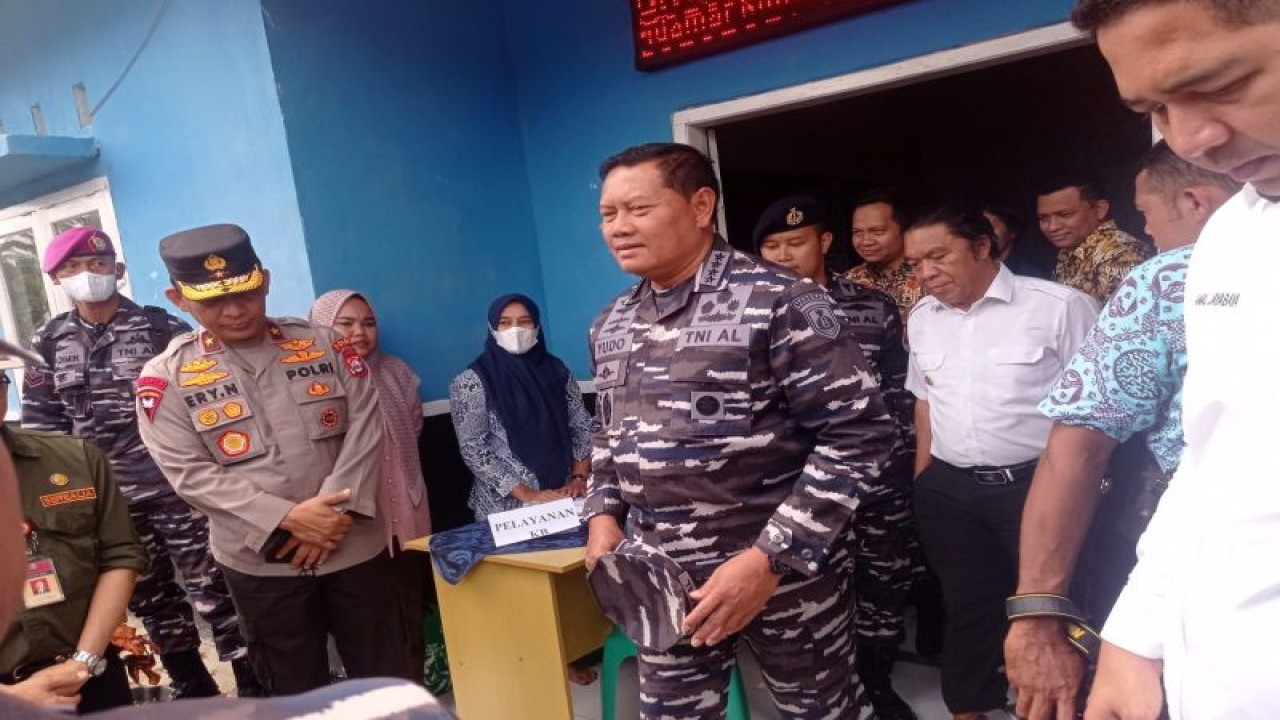 Kepala Staf Angkatan Laut (KSAL) Laksamana Yudo Margono (tengah) mengunjungi bakti sosial yang dilaksanakan di Bojongmanik Kabupaten Lebak, Banten. ANTARA/Mansur