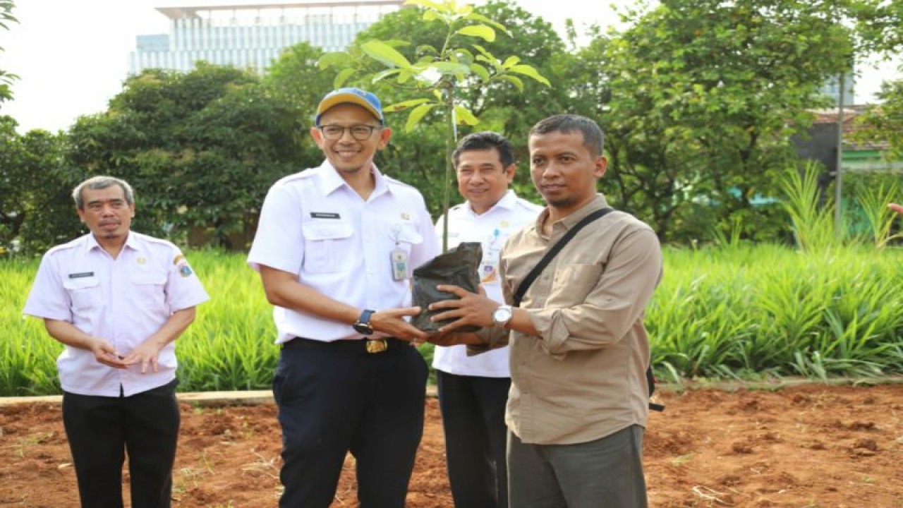 Kepala Suku Dinas KPKP Jakarta Selatan Hasudungan menerima pohon dari wisatawan, Jakarta, Rabu (2/11/2022). ANTARA/Sudin Kominfotik Jaksel