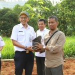 Kepala Suku Dinas KPKP Jakarta Selatan Hasudungan menerima pohon dari wisatawan, Jakarta, Rabu (2/11/2022). ANTARA/Sudin Kominfotik Jaksel-1668401887