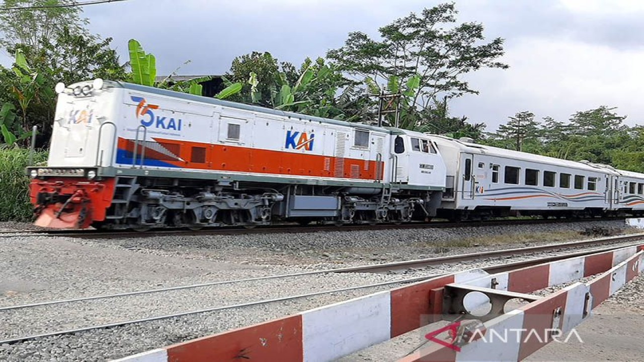 Dokumentasi rangkaian kereta api saat melintas di perlintasan sebidang Jalan Veteran, Purwokerto, Kabupaten Banyumas, Jawa Tengah. ANTARA/Sumarwoto