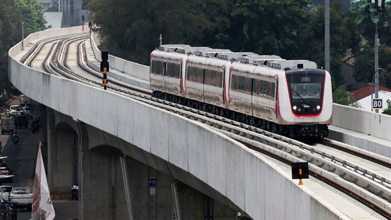 Kereta ringan atau Light Rail Transit (LRT) rute Velodrome-Kelapa Gading memasuki Stasiun Velodrome Jakarta, Senin (25/2/2019). ANTARA FOTO/Rivan Awal Lingga/ama/aa.