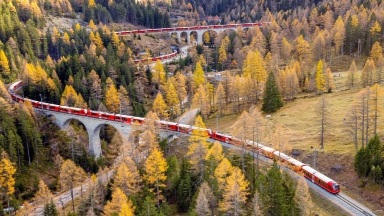 Operator Kereta Api The Rhaetian Railway di Swiss memecahkan rekor dunia guinness untuk kereta penumpang terpanjang di dunia dengan panjang 1,9 kilometer yang membawa 100 gerbong. (The Rhaetian Railway)