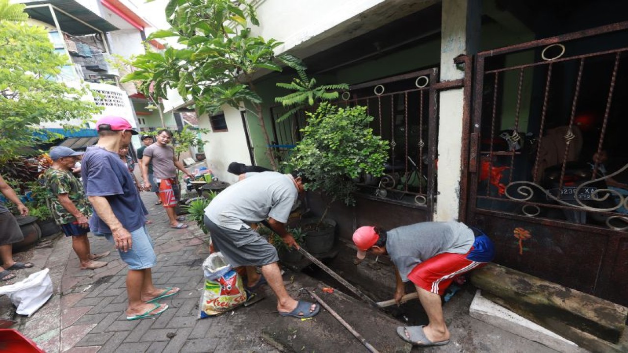 Sejumlah warga kerja bakti membersihkan saluran air di Kota Surabaya (ANTARA/HO-Diskominfo Surabaya)