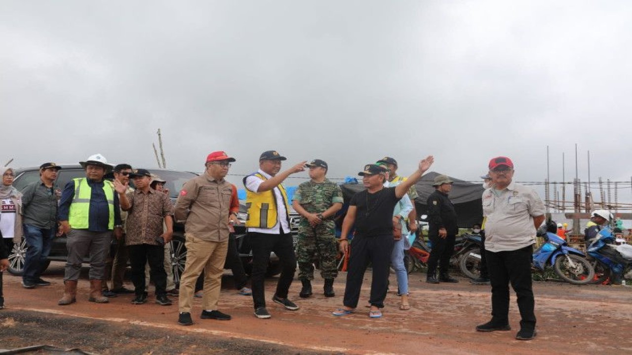 Gubernur Kalimantan Tengah Sugianto Sabran meninjau infrastruktur irigasi Food Estate di Kecamatan Dadahup Kabupaten Kapuas. ANTARA/HO-Diskominfosantik Kalteng