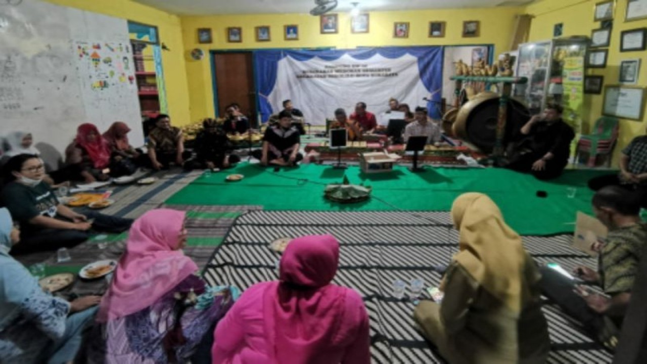 Kesenian tradisional karawitan yang dilestarikan oleh warga RW 02 Kelurahan Medokan Semampir, Kecamatan Sekolilo, Kota Surabaya, Jawa Timur. (ANTARA/HO-Diskominfo Surabaya)