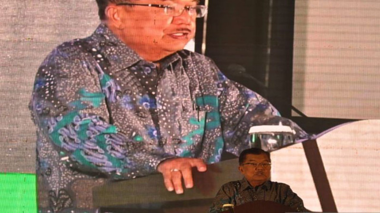 Ketua Aula Etiket Korps Alumni HMI (KAHMI) Jusuf Kalla saat resepsi di KAHMI Gala Dinner di Palu, Kamis (24-11-2022) malam. ANTARA/Muhammad Izfaldi