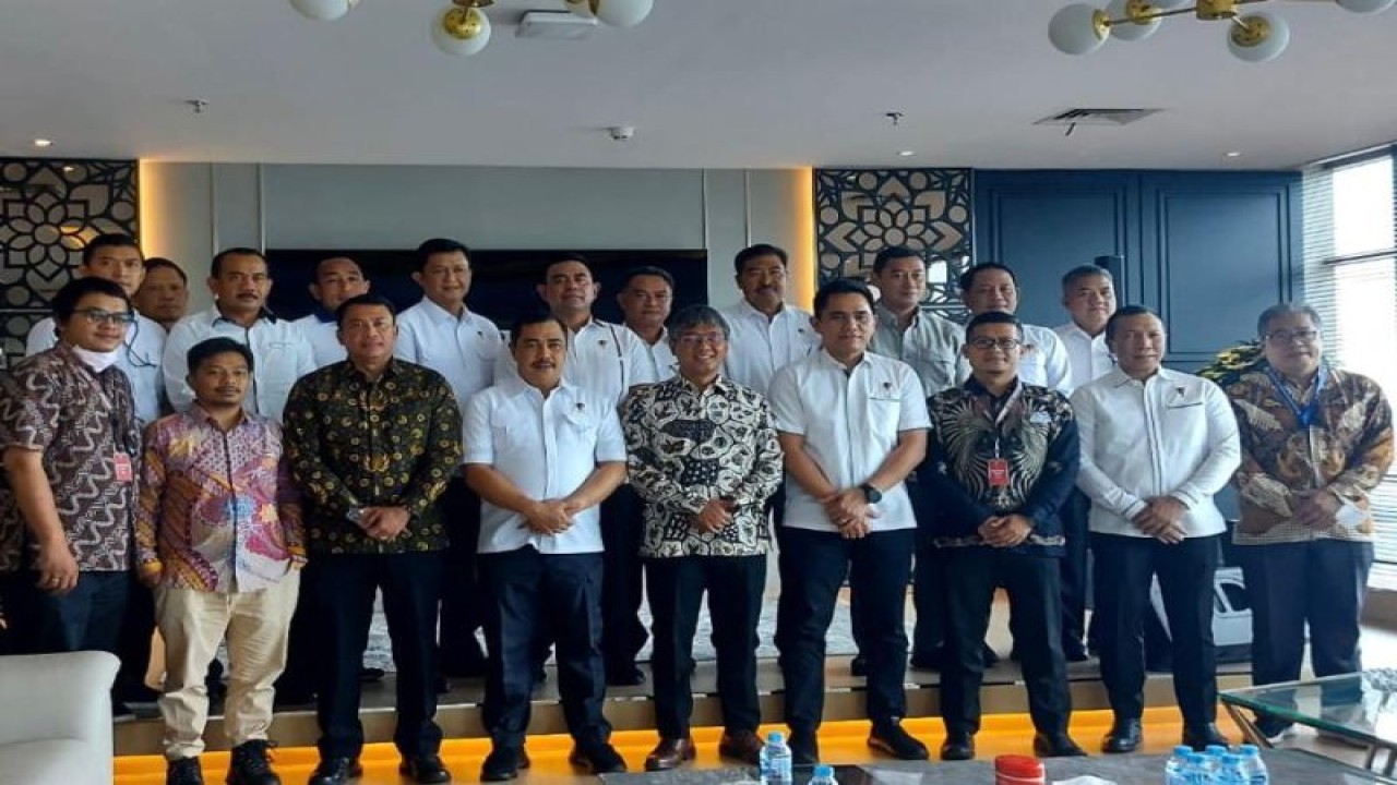 Ketua Dewan Pers M Agung Dharjaya dan Kabareskrim Polri Komjen Pol. Agus Andrianto (tengah depan) berfoto bersama jajaran pengurus Dewan Pers serta sejumlah direktur di satker Bareskrim Polri, Jakarta, Kamis (10/11/2022). (ANTARA/HO-Dewan Pers)