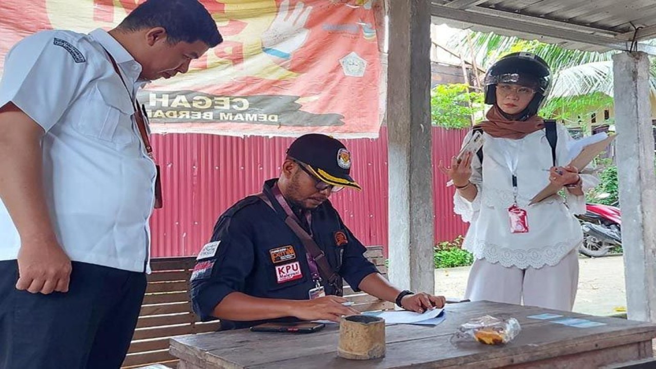 Dokumentasi - Ketua Divisi Sosialisasi, Pendidikan Pemilih, Partisipasi Masyarakat dan Sumber Daya Manusia KIP Lhokseumawe Mulyadi sedang melakukan verifikasi faktual terhadap anggota partai politik. ANTARA/HO-Dok KIP Lhokseumawe