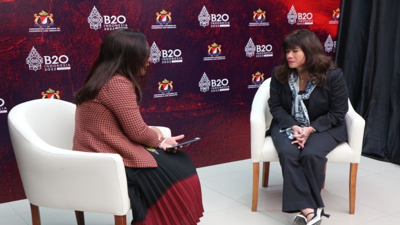 Ketua Forum Business 20 (B20) Indonesia Shinta Widjaja Kamdani dalam sesi wawancara khusus dengan ANTARA di sela acara Indonesia Net Zero Summit 2022: Industrial Decarbonization At All Cost di Nusa Dua, Bali, Jumat (11/11/2022). ANTARA/Rangga Pandu Asmara Jingga