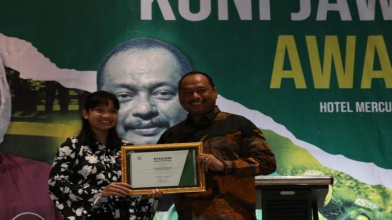 Ketua KONI Jatim Muhammad Nabil memberikan penghargaan kepada atlet wushu Alisya Mellynar yang terpilih sebagai atlet putri terbaik pada kegiatan KONI Jatim Award 2022 di Surabaya, Jumat malam (4/11/2022).  ( ANTARA/HO-Humas KONI Jatim)