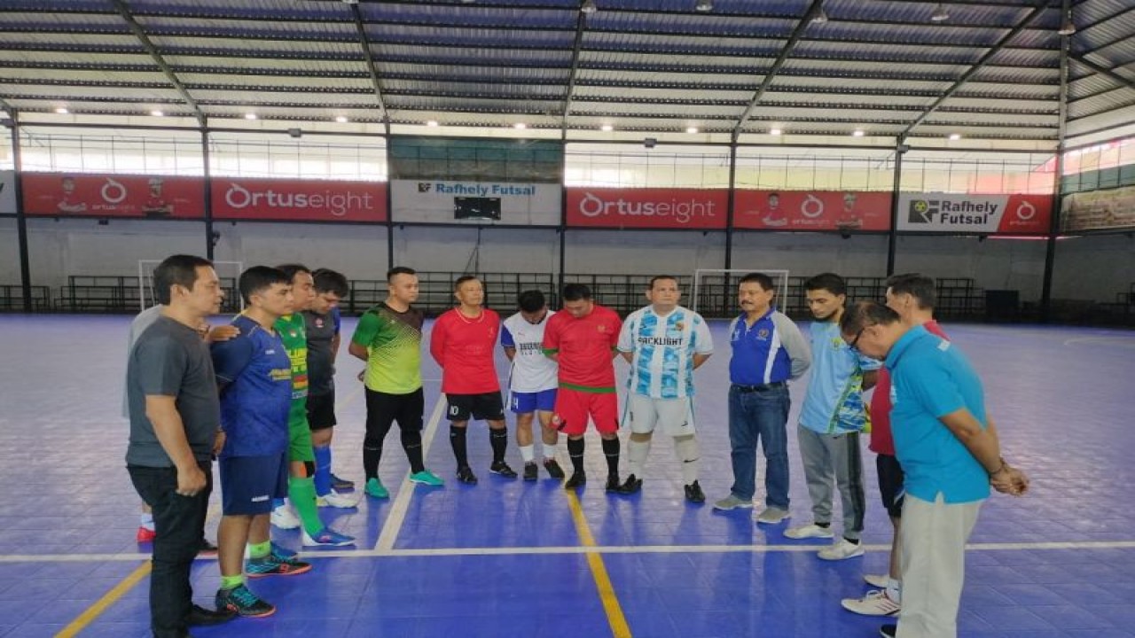 Ketua Kontingen PWI Sumbar Basril Basyar didampingi Plt Sekretaris dan Plt Ketua Siwo meninjau latihan tim futsal di Lapangan Rafhely Futsal Bypass Padang (ANTARA/ HO PWI Sumbar)