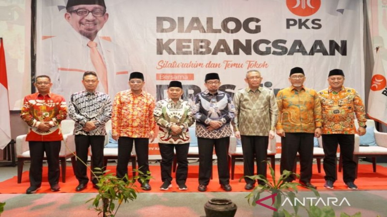 Ketua Majelis Syura PKS Habib Salim Segaf Aljufri (keempat dari kanan) hadir dalam acara "Dialog Kebangsaan Dr. Salim" bersama para tokoh lintas agama,  budaya, ormas, dan profesi se-Kalimantan Barat yang diselenggarakan di Hotel Tulip Pontianak (Minggu, 20/11). (ANTARA/Dokumentasi Pribadi)