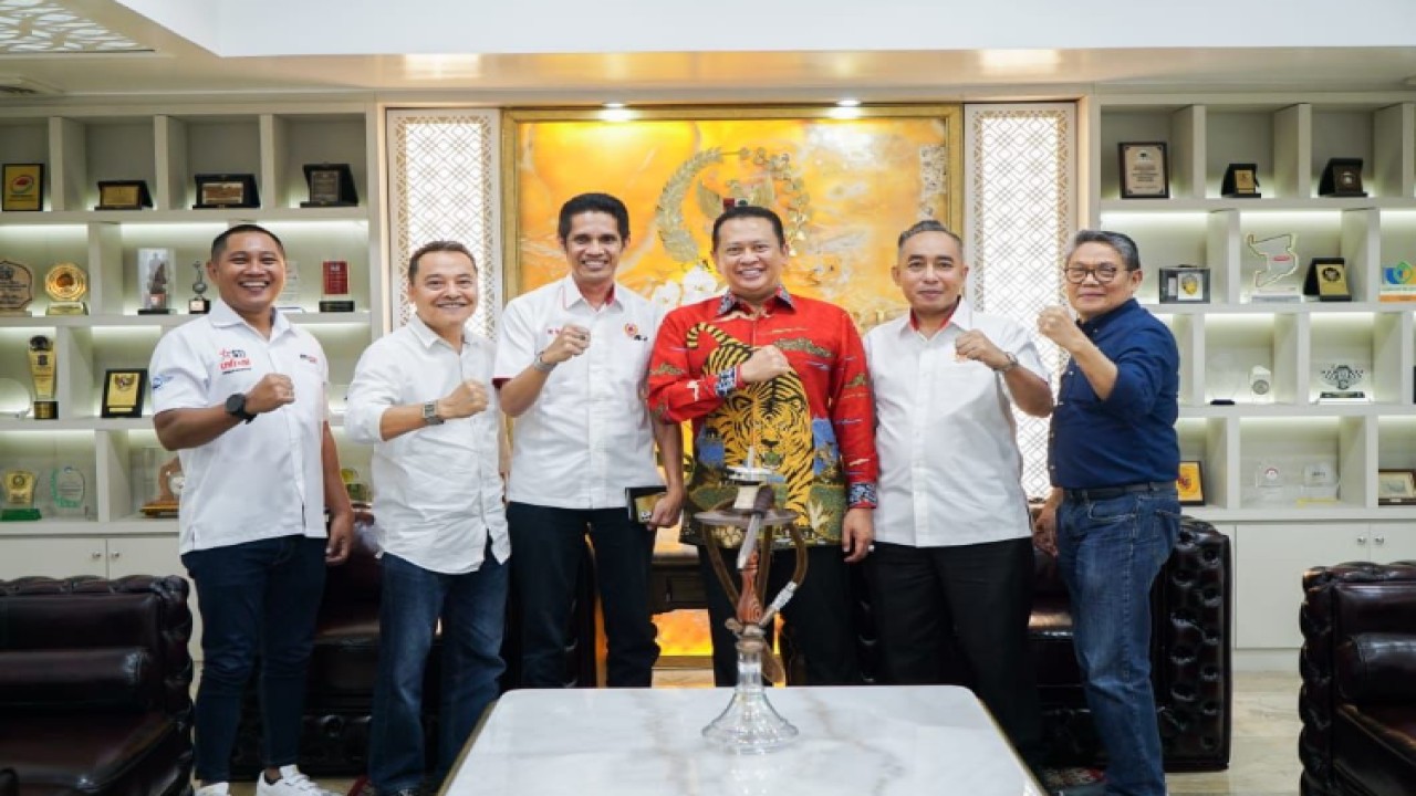 Ketua MPR RI Bambang Soesatyo (ketiga kanan) bersama pengurus KONI NTB/Dok MPR