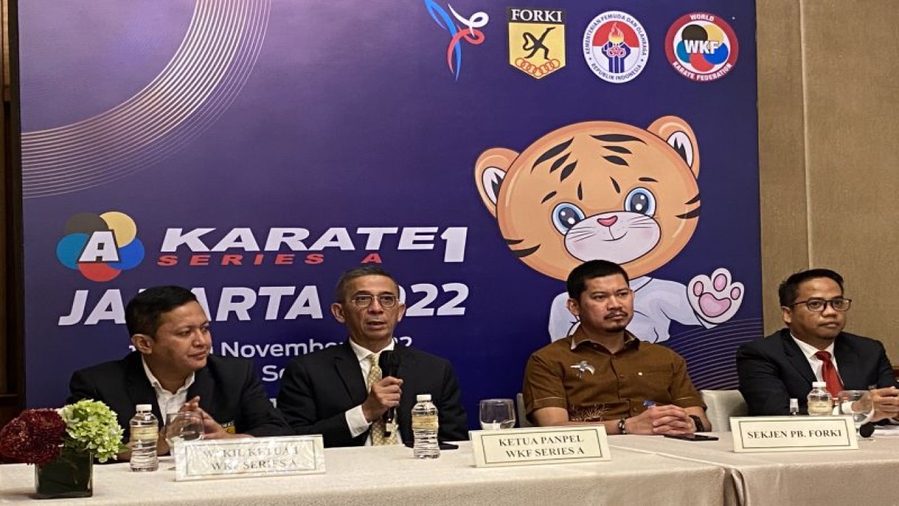 Ketua Panitia Pelaksana Karate 1 Series A Jakarta yang juga Sekretaris Jenderal Hubungan Internasional Federasi Olahraga Karate-Do Indonesia (FORKI) Darly Siregar (kedua kiri) memberikan keterangan terkait persiapan Jakarta sebagai tuan rumah Karate 1 Series A dalam jumpa pers di Jakarta, Rabu (16/11/2022). (ANTARA/Shofi Ayudiana)