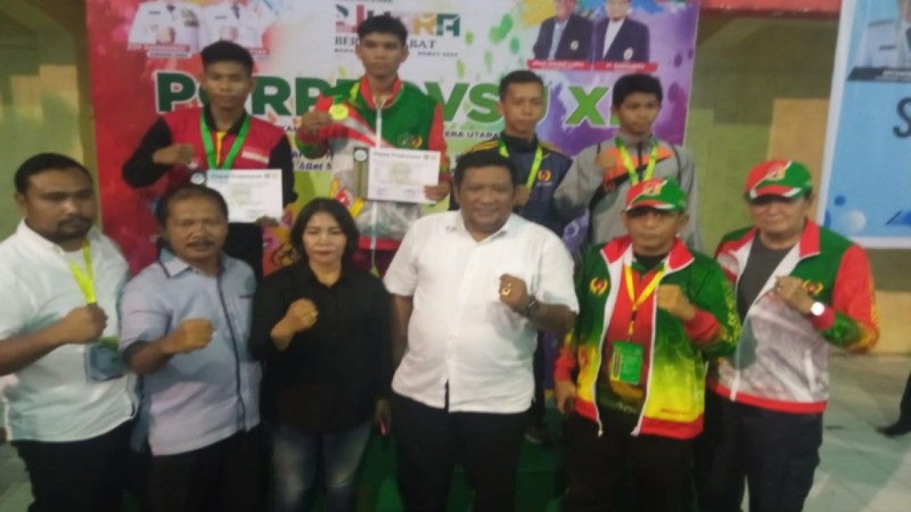 Ketua Pertina Sumut Sabam Manalu (baju putih tengah) usai pengalungan medali kepada atlet peraih medali di Pekan Olahraga Provinsi Sumatera Utara 2022 (ANTARA/Juraidi)