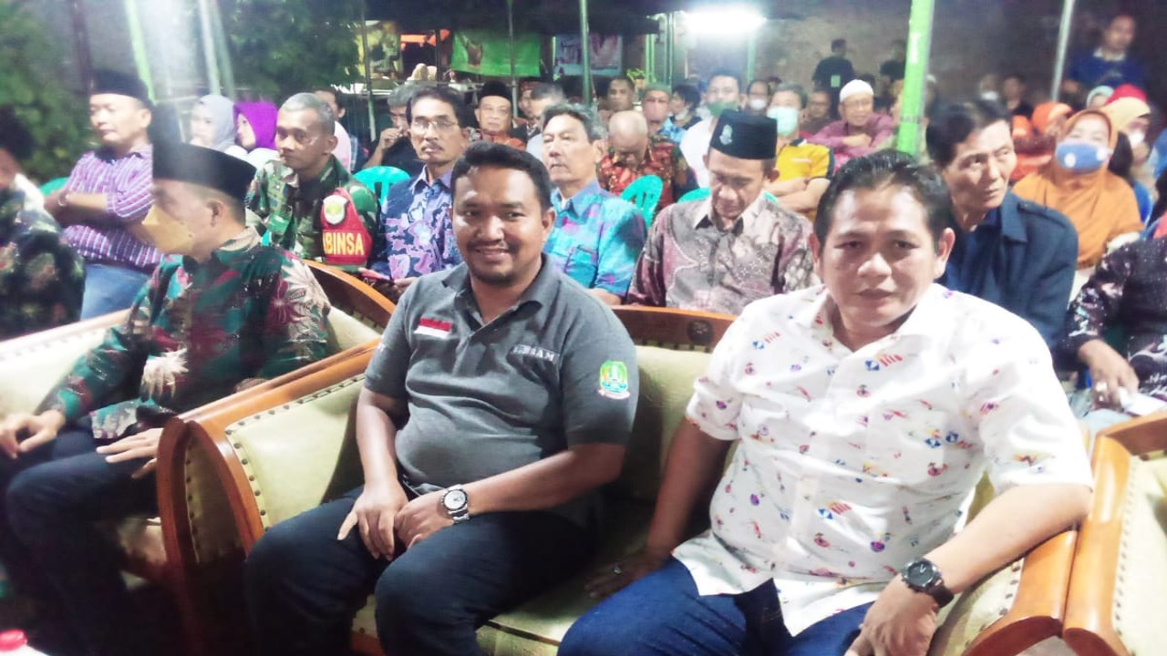 Ketua RW 09 Taman Wisma Asri Jumakir (kedua kanan) menerima SK kepengurusan. (Tri Iswanto