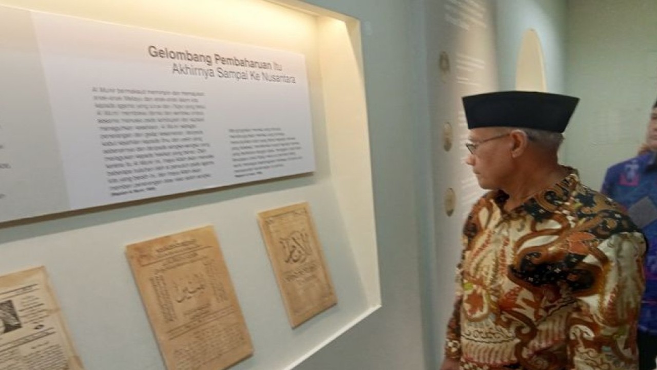 Ketua Umum PP Muhammadiyah Haedar Nashir saat melihat koleksi Museum Muhammadiyah di UAD Yogyakarta usai peresmian, Senin (14/11/2022). ANTARA/Hery Sidik