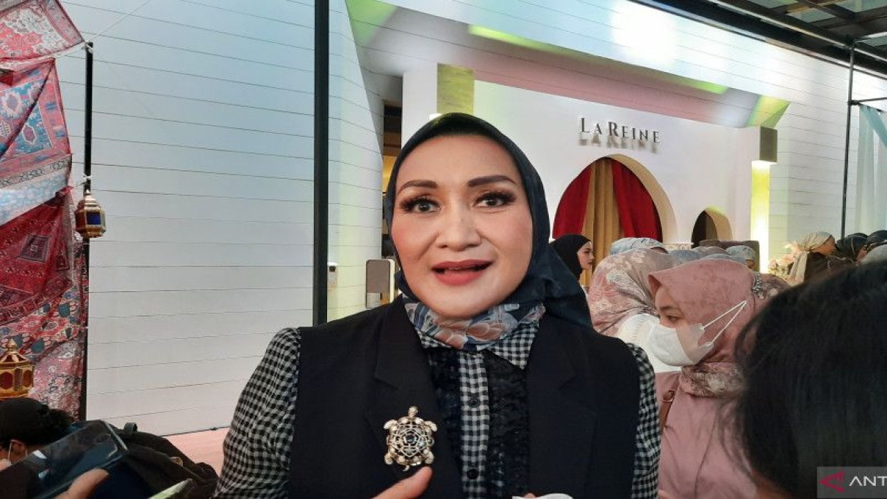 Ketua Umum Kongres Wanita Indonesia Giwo Rubianto Wiyogo usai menghadiri konferensi pers Grand Lauching: Lareine "You Are Queen" di Jakarta, Senin (21/11/2022). (ANTARA/Lia Wanadriani Santosa)