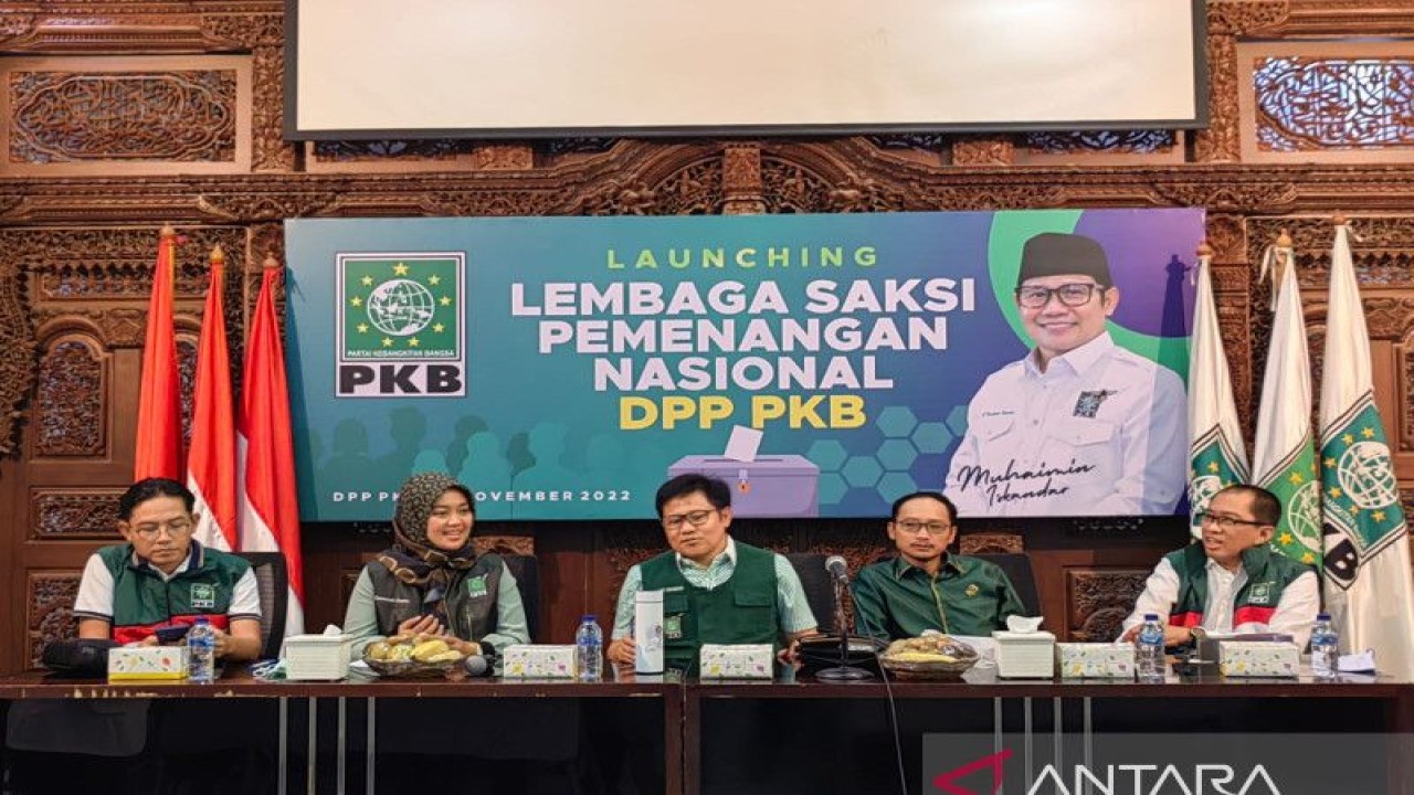 Ketua Umum DPP Partai Kebangkitan Bangsa (PKB) Muhaimin Iskandar (tengah) saat meluncurkan Lembaga Saksi Pemenangan Nasional DPP PKB, di Kantor DPP PKB, Jakarta Pusat, Senin. (ANTARA/Melalusa Susthira K.)