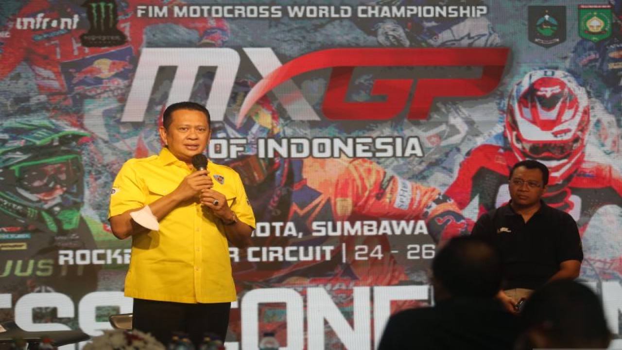 Ketua Umum Ikatan Motor Indonesia (IMI) Bambang Soesatyo (kiri) dan Gubernur Nusa Tenggara Barat (NTB) Zulkieflimansyah (kanan) memberikan keterangan pers terkait rencana Kejuaraan Dunia Motocross (MXGP) 2022 saat "Kickoff MXGP 2022" di Jakarta, Kamis (19/5/2022). (ANTARA FOTO/MUHAMMAD IQBAL)