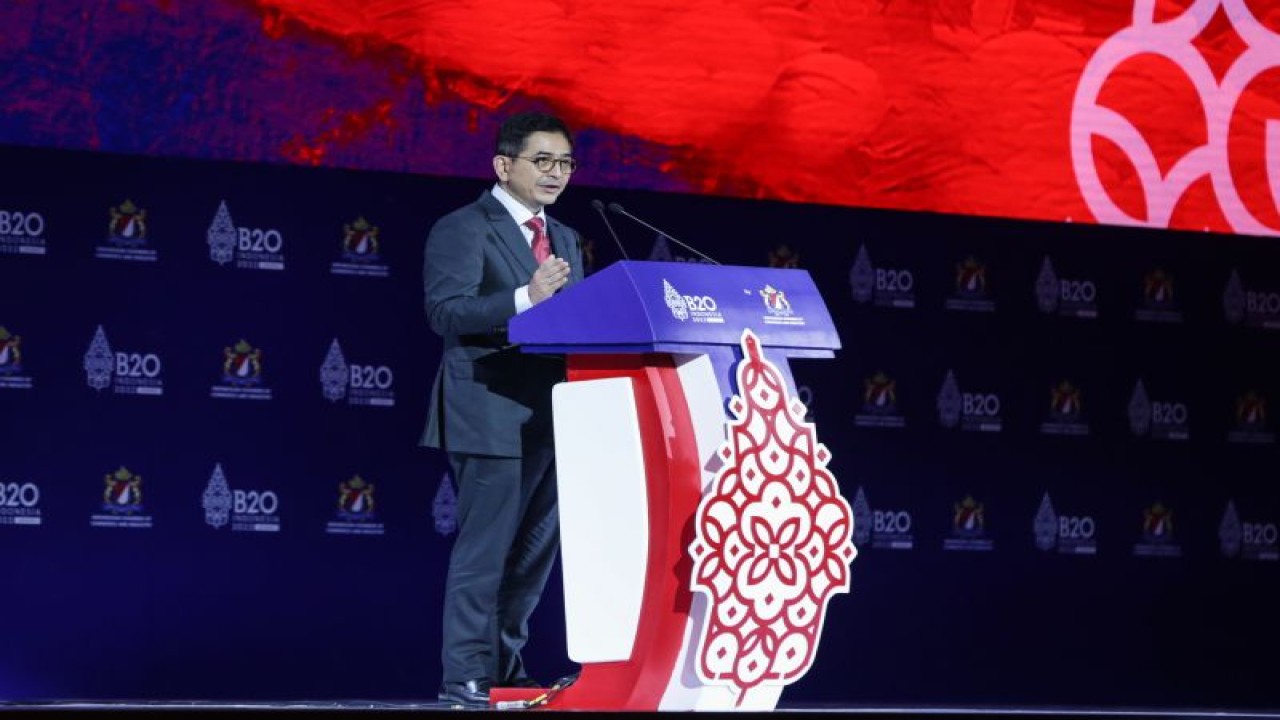 Ketua Umum KADIN Indonesia Arsjad Rasjid memberikan sambutan saat pembukaan B20 Summit Indonesia 2022 di Nusa Dua, Bali, Minggu (13/11/2022). ANTARA/HO-Kadin Indonesia.