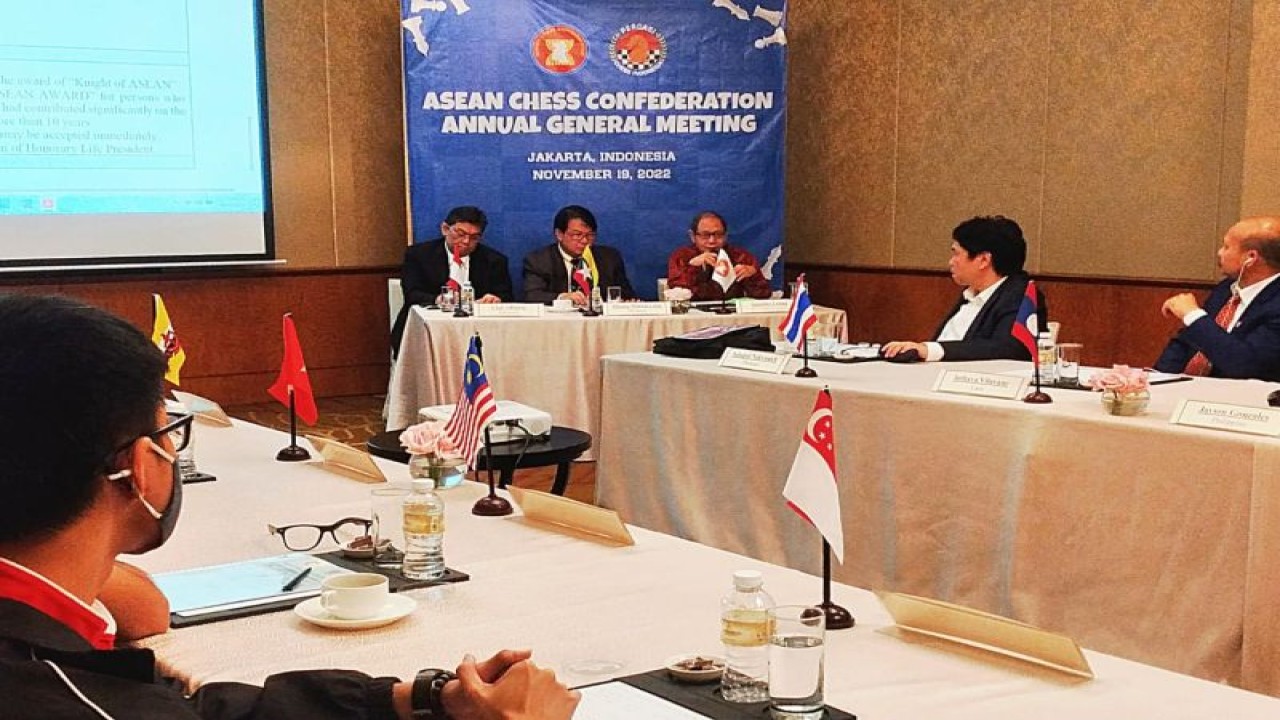 Ketua Umum PB Percasi GM Utut Adianto (kiri belakang) mempimpin ASEAN Chess Confederation (ACC) Annual General Meeting yang menetapkan Ignatius Leong dari Singapura sebagai Presiden ACC periode 2022-2024 di Hotel Mulia, Senayan, Jakarta, Sabtu (19/11/2022). (ANTARA/HO-PB Percasi)