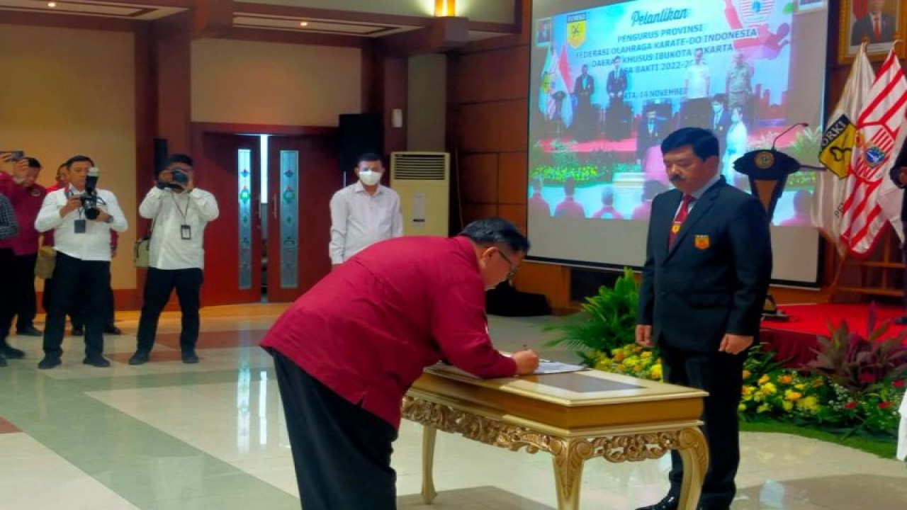 Ketua Umum Pengrov Forki DKI Jakarta Taufik Wibowo (kiri) beserta pengurus periode 2022-2026 resmi dilantik oleh Ketua Umum PB Forki Hadi Tjahjanto di Gedung BPN, Jakarta, Senin (14/11/2022). (ANTARA/HO-Forki DKI)