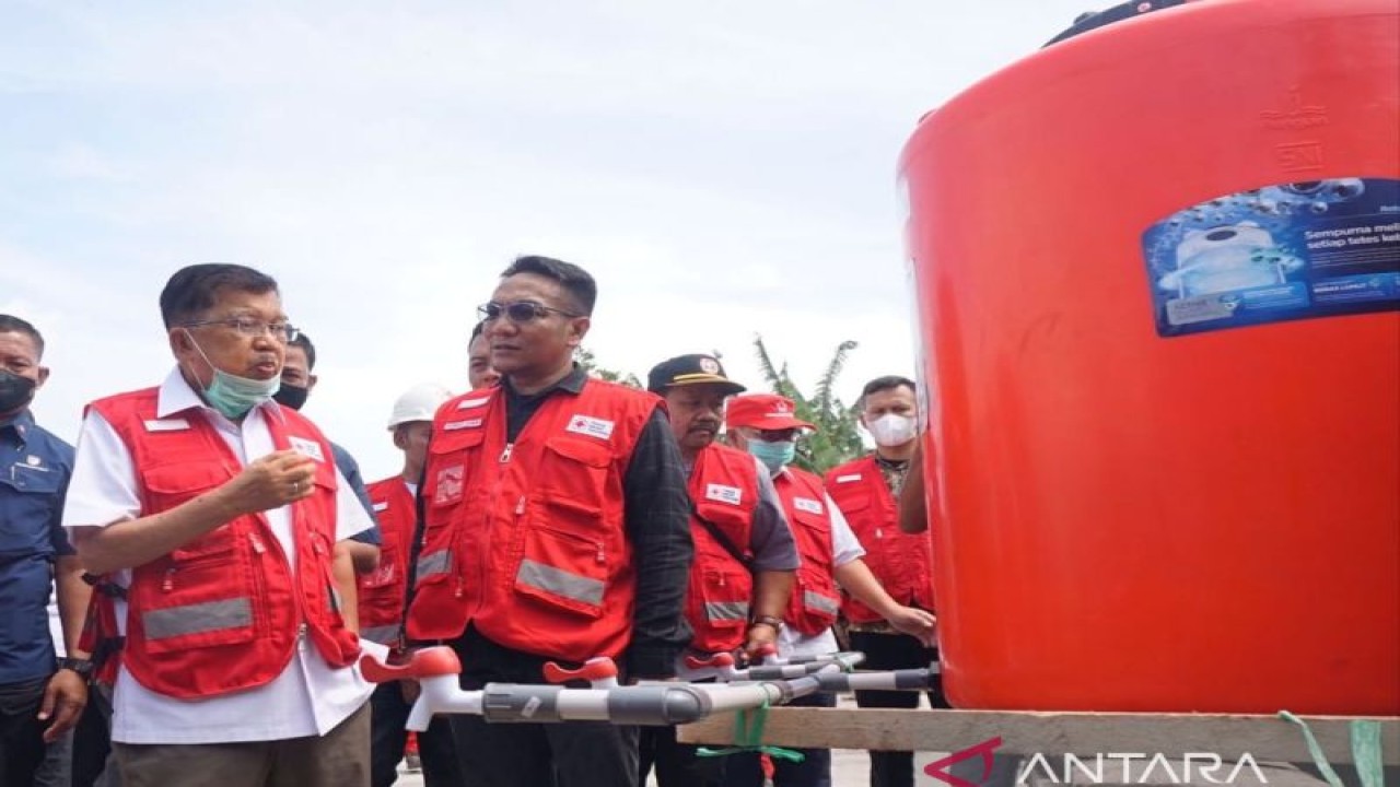 Ketua Umum PMI Yusuf Kalla, melihat langsung pendistribusian air bersih di tenda pengungsian di Kampung Jaksa, Desa Nagrak, Kecamatan Cianjur, Rabu (23/11/2022).(ANTARA/Ahmad Fikri). (Ahmad Fikri)