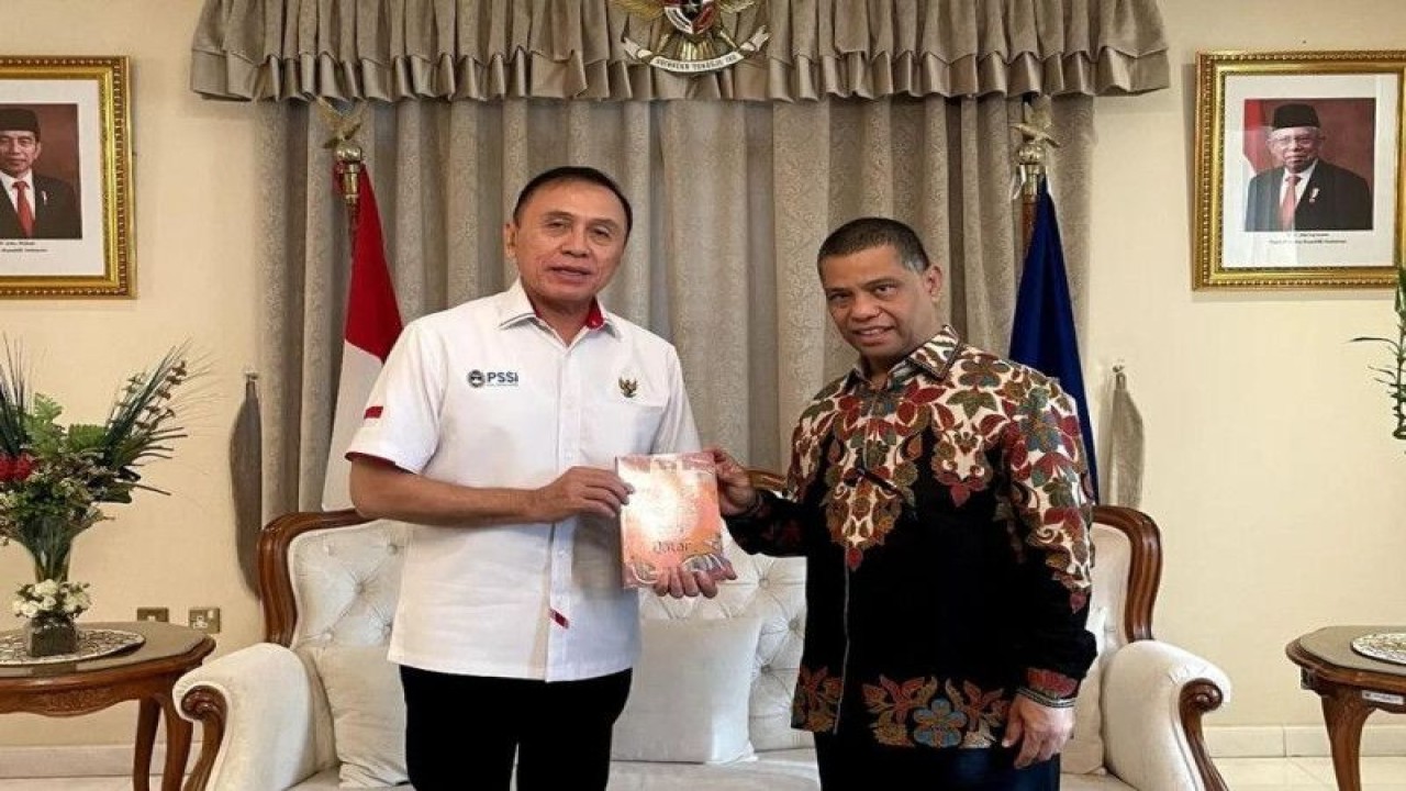 Ketua Umum (Ketum) PSSI Mochamad Iriawan (kiri) berpose dengan Duta Besar (Dubes) Indonesia di Qatar, Ridwan Hassan (kanan) di sela petemuannya di KBRI di Doha, Qatar, Rabu 23/11/2022). ANTARA/HO/Instagram@mochamadiriawan84