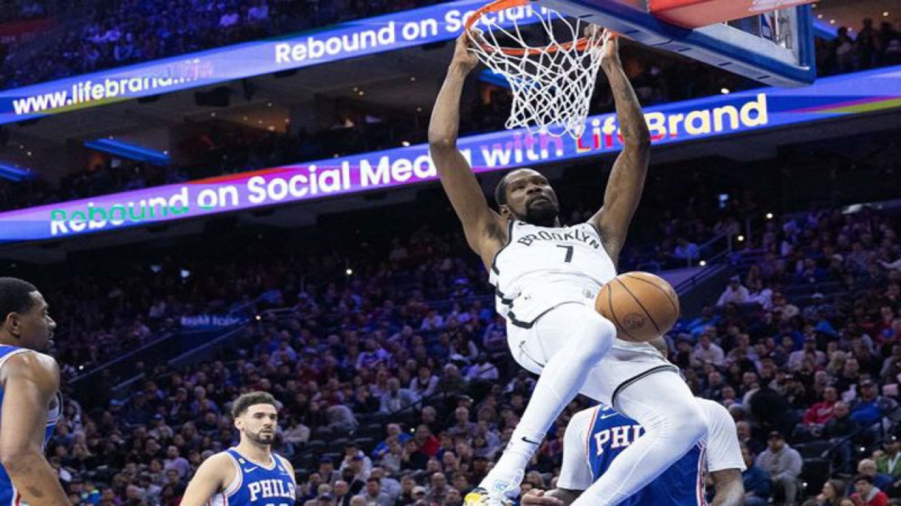 Pebasket Brooklyn Nets Kevin Durant (7) melakukan dunks saat laga NBA melawan Philadelphia 76ers di Wells Fargo Center, Philadelphia, Pennsylvania, AS (22/11/2022). ANTARA FOTO/Bill Streicher-USA TODAY Sports via Reuters/aww.