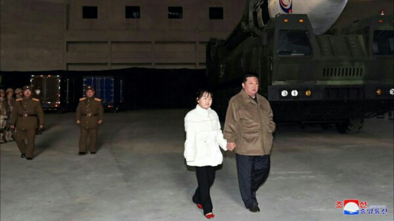 Kim Jong-un bersama putrinya. (Net)