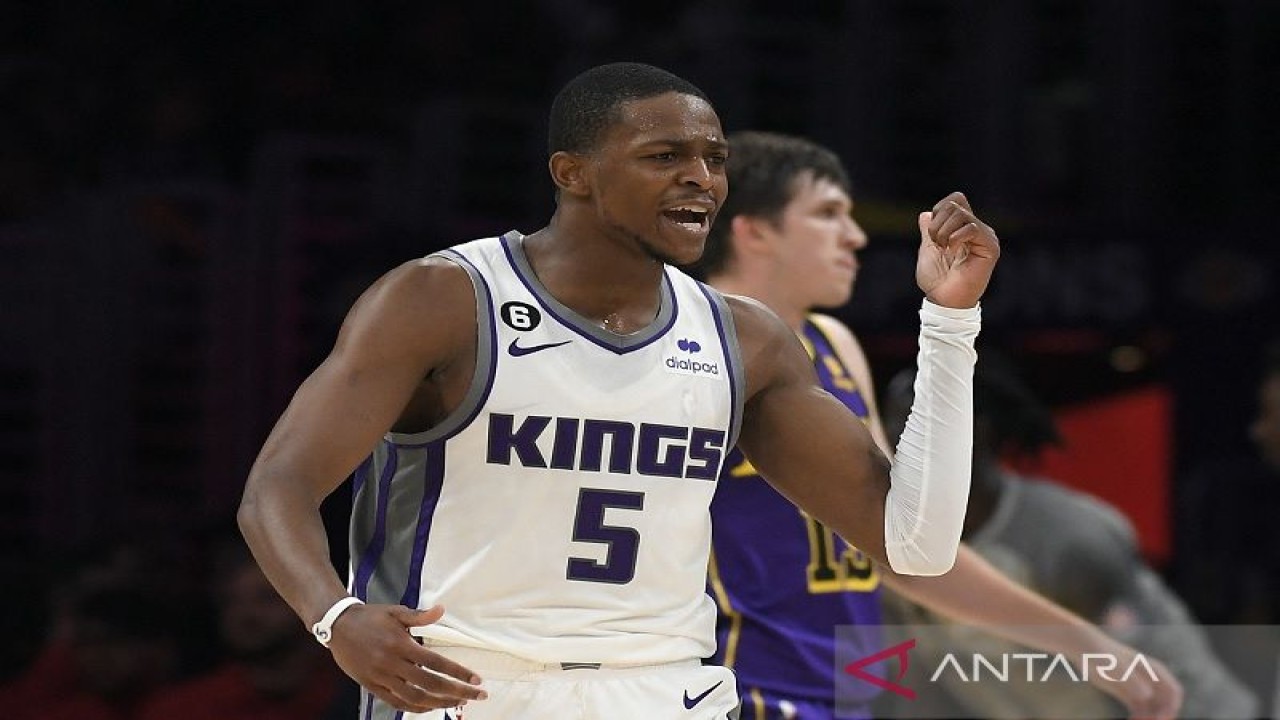 Bintang Sacramento Kings De'Aaron Fox berselebrasi seusai melesakkan tripoin melawan Los Angeles Lakers dalam lanjutan NBA di Crypto.com Arena, California, Amerika Serikat, Jumat (11/11/2022) waktu setempat. (ANTARA/AFP/GETTY IMAGES/Kevork Djansezian)