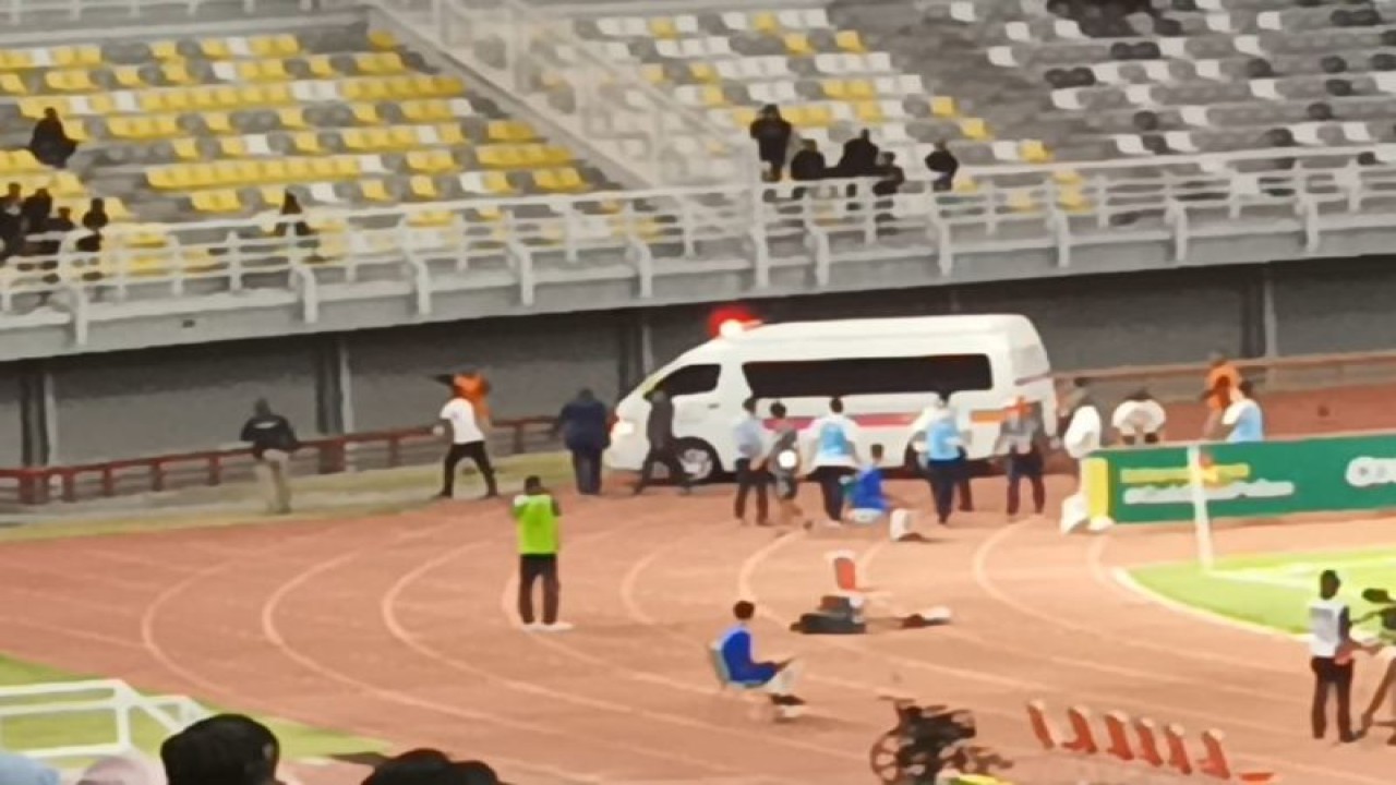 Tangkapan layar - Ambulans yang membawa kiper Indonesia U-20, Cahya Supriadi, saat keluar Stadion GBT, Jumat malam, untuk memberikan perawatan lebih serius ke rumah sakit terdekat. (ANTARA/Hanif Nashrullah)