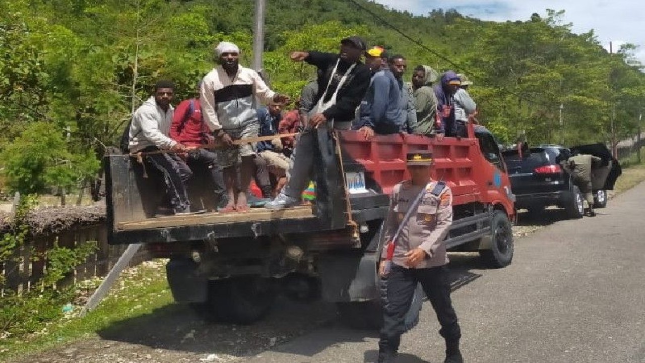 557 Pengungsi asal Kiwirok kembali setelah mengungsi sejak tanggal 21 September 2021 lalu akibat wilayahnya mengalami gangguan keamanan setelah di serang KKB hingga menewaskan seorang petugas kesehatan. (ANTARA/HO/Polres Pegunungan Bintang)