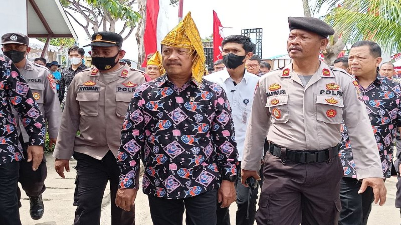 Menteri Kelautan dan Perikanan, Sakti Wahyu Trenggono berjalan menuju venue utama peringatan Hari Ikan Nasional ke-9 tahun 2022 di Kabupaten Parigi Moutong, Sulawesi Tengah, Senin (21/11/2022). ANTARA/Moh Ridwan