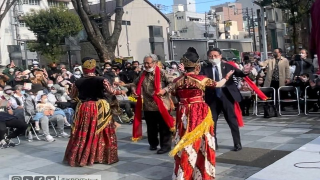 Kolaborasi rampak gendang, angklung dan jaipong dalam acara Indonesia Friendship Day (IFD) yang digelar KBRI Tokyo di Shizuoka, Jepang, Minggu (27/11/2022). (ANTARA/HO-KBRI Tokyo)