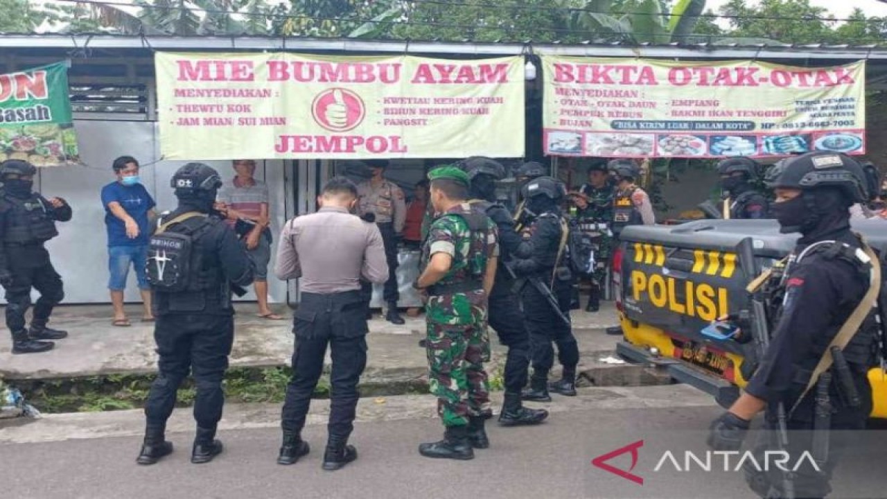 Komando Resor Militer (Korem) 045 Garuda Jaya bersama Kepolisian Daerah Kepulauan Bangka Belitung berpatroli di daerah rawan banjir Pangkalpinang, Sabtu. (Humas)