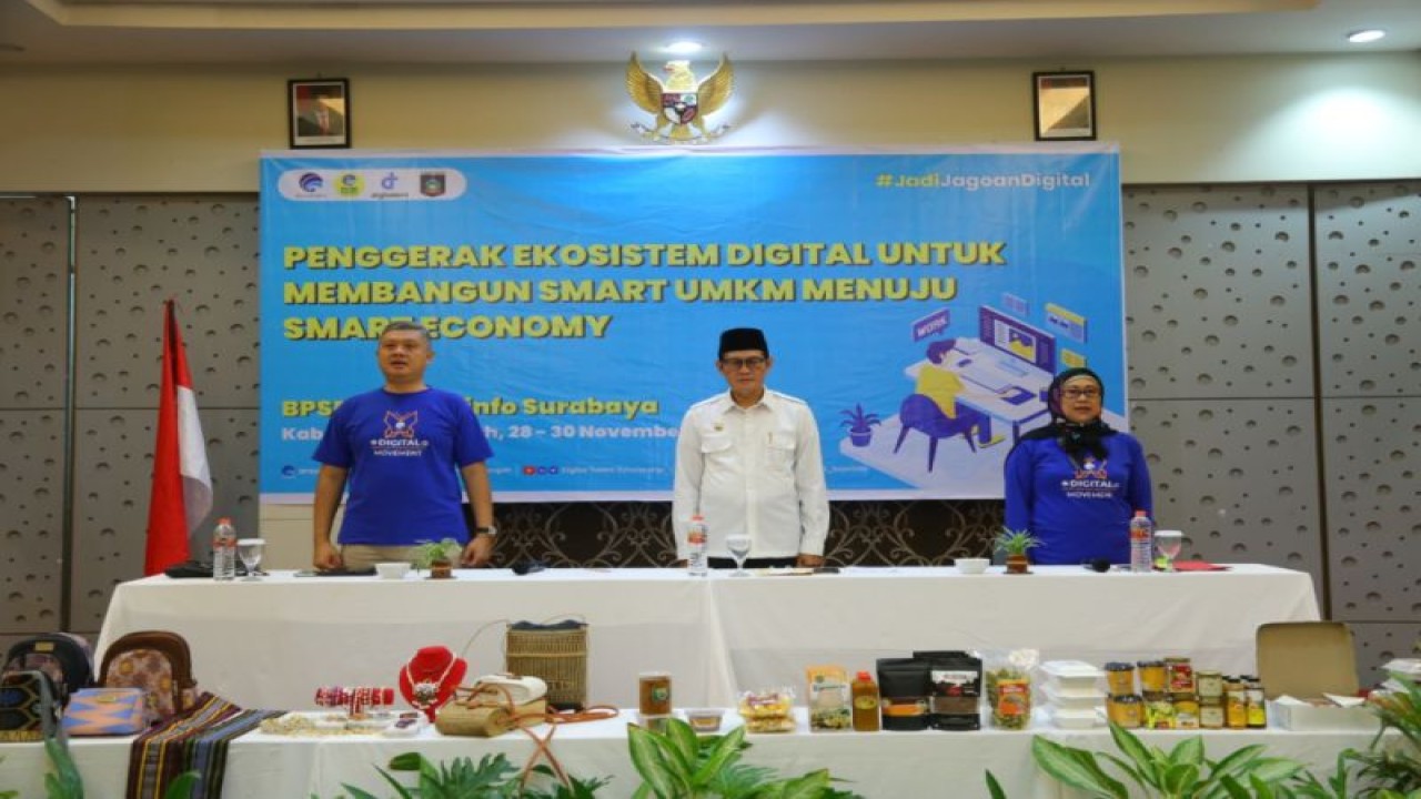 Wakil Bupati Lombok Tengah, Nusa Tenggara Barat, HM Nursiah (tengah) saat acara pelatihan dan pengukuhan penggerak ekosistem digital smart UMKM di Praya, Rabu (30/11/2022) (ANTARA/Humas Pemkab Lombok Tengah)