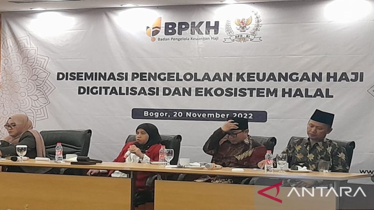 Wakil Ketua Komisi VIII DPR RI Diah Pitaloka (kedua dari kiri) saat menjadi salah satu narasumber dalam acara diseminasi pengelolaan keuangan haji digitalisasi dan ekosistem halal yang diselenggarakan Badan Pengelola Keuangan Haji (BPKH) kerja sama dengan DPR RI di balairung Pajajaran Hotel Salak, Kota Bogor, Minggu (20/11/2022).  ANTARA/Linna Susanti.