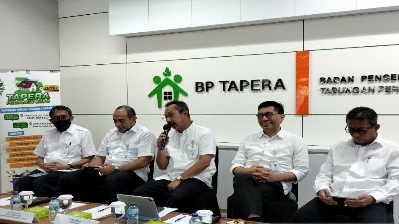 Komisioner BP Tapera Adi Setianto (tengah) dalam konferensi pers di Kantor BP Tapera, Jakarta, Senin (21/11/2022). ANTARA/Aji Cakti